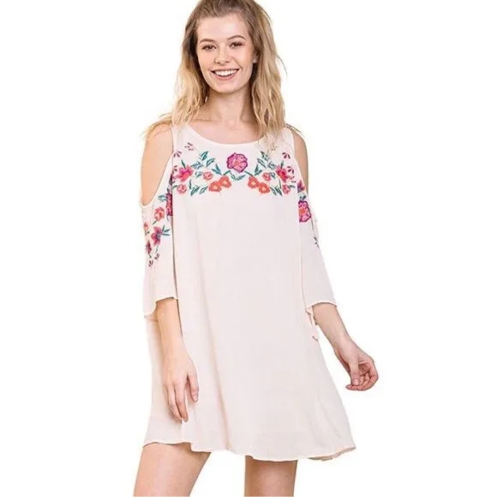 Umgee embroidered floral dress cold shoulder Medium
6 for‎ $36